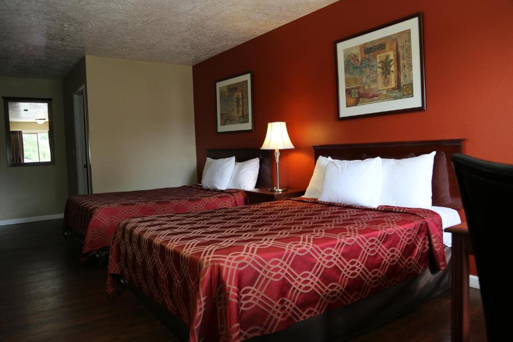 Queen Room with Two Queen Beds - Non-Smoking interior